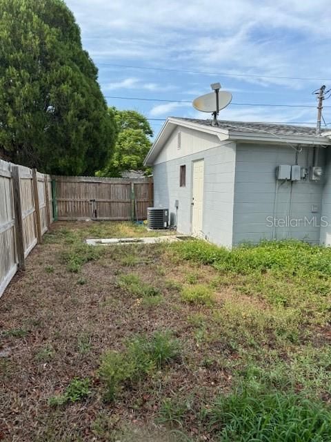 For Sale: $215,000 (2 beds, 1 baths, 956 Square Feet)