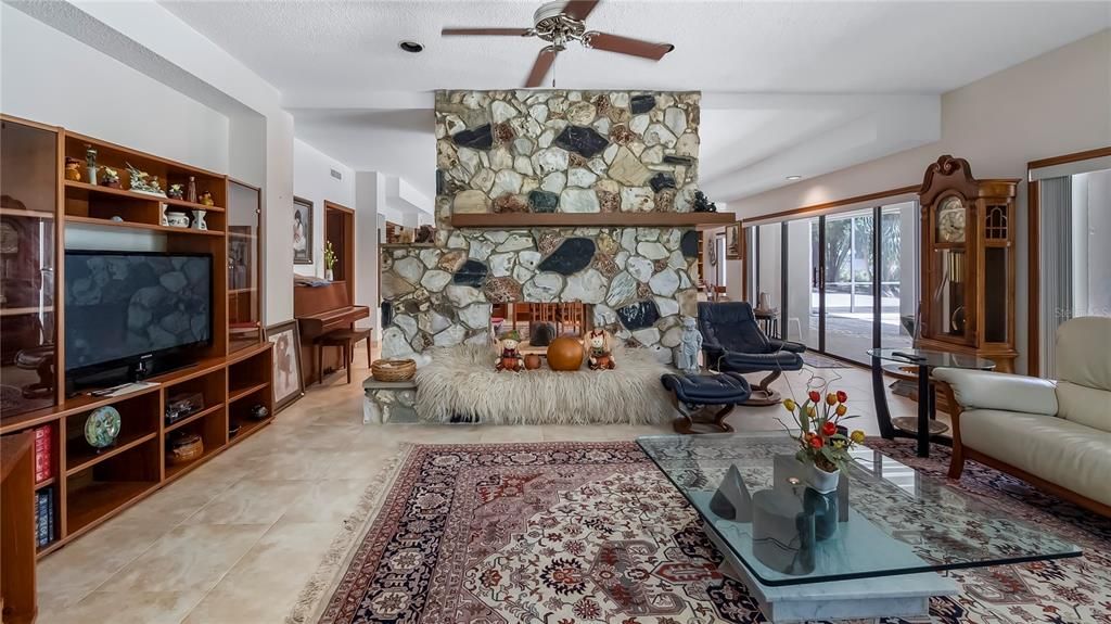 Kitchen, Wet bar and breakfast