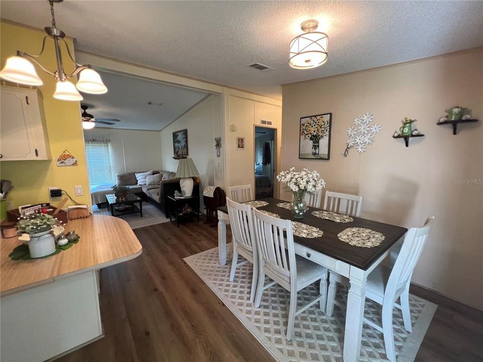 For Sale: $145,000 (2 beds, 2 baths, 936 Square Feet)