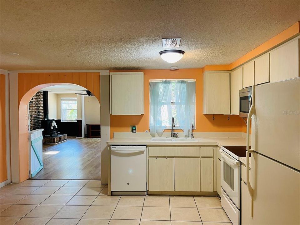 For Rent: $1,595 (2 beds, 1 baths, 1248 Square Feet)