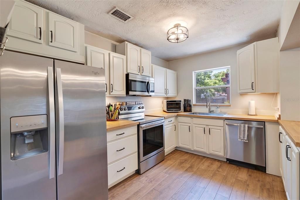 Recently Sold: $340,000 (2 beds, 1 baths, 860 Square Feet)