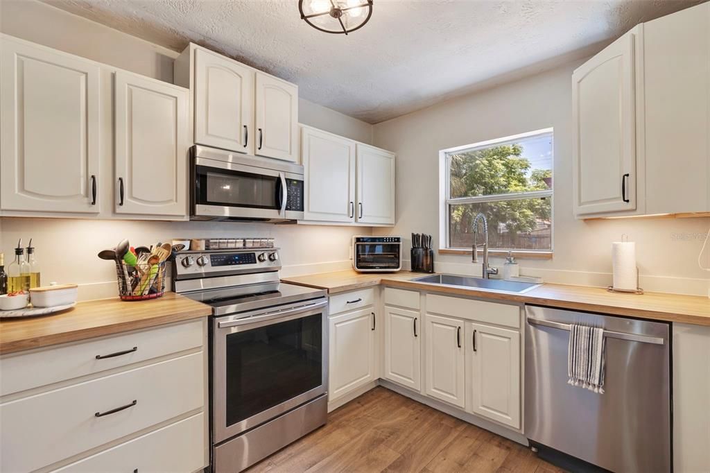 Active With Contract: $340,000 (2 beds, 1 baths, 860 Square Feet)