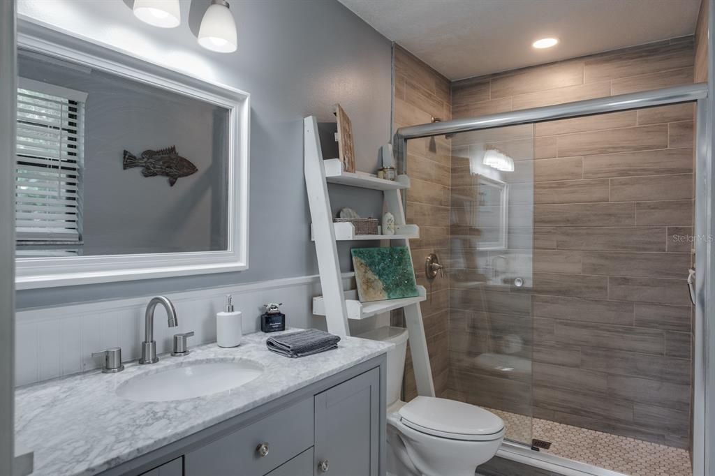 primary bedroom with en-suite bathroom/glass shower doors