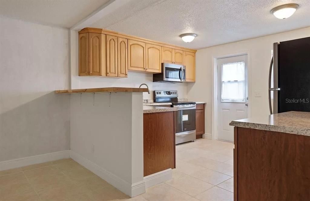 For Sale: $139,500 (2 beds, 1 baths, 841 Square Feet)