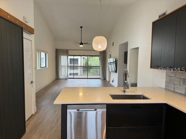 For Rent: $2,100 (2 beds, 2 baths, 1054 Square Feet)