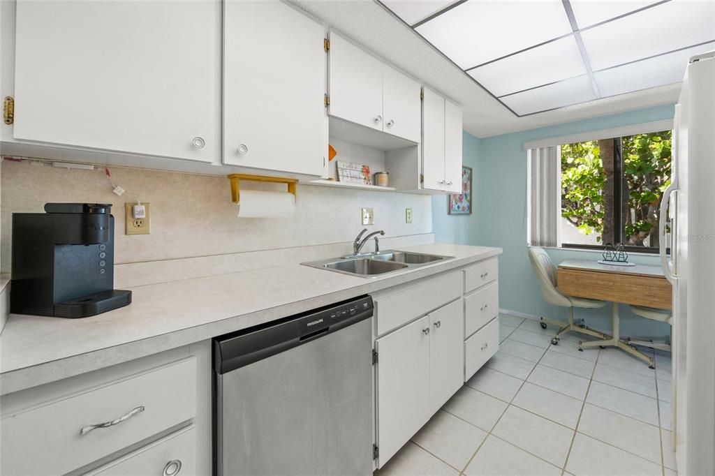 For Sale: $569,000 (2 beds, 2 baths, 934 Square Feet)