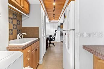 For Sale: $569,000 (2 beds, 2 baths, 1728 Square Feet)