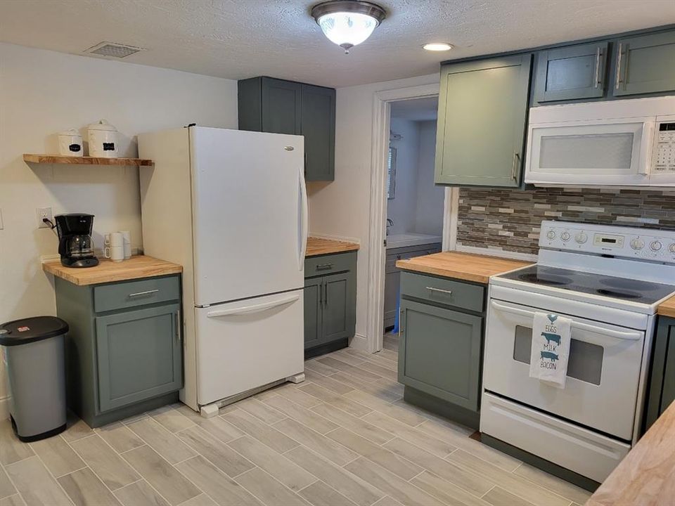 For Rent: $2,995 (3 beds, 2 baths, 976 Square Feet)