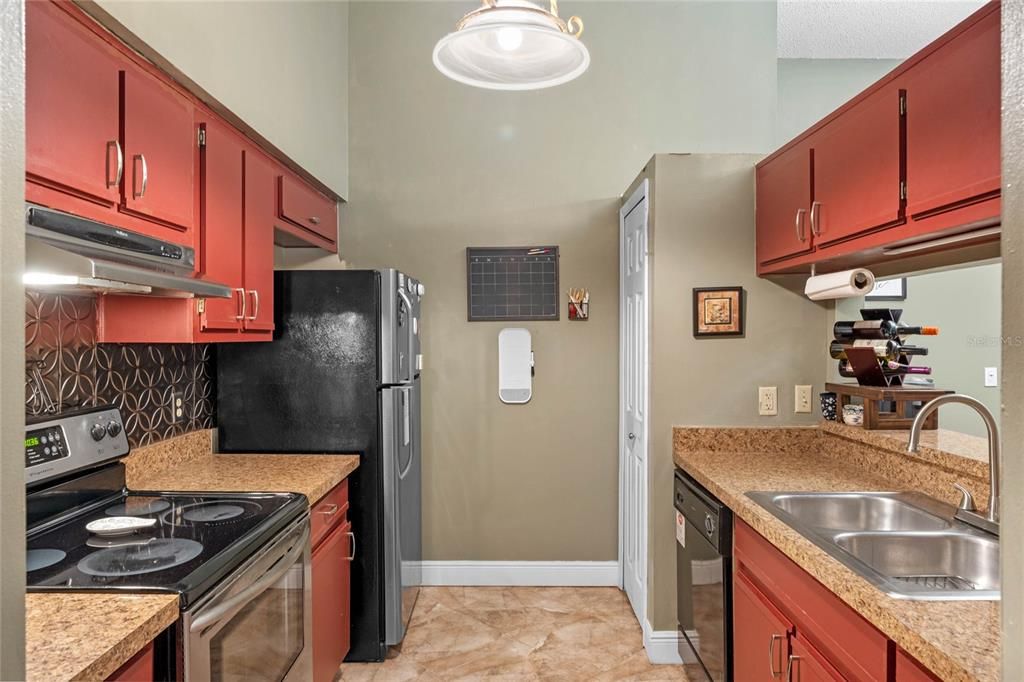 Active With Contract: $275,000 (2 beds, 2 baths, 1116 Square Feet)