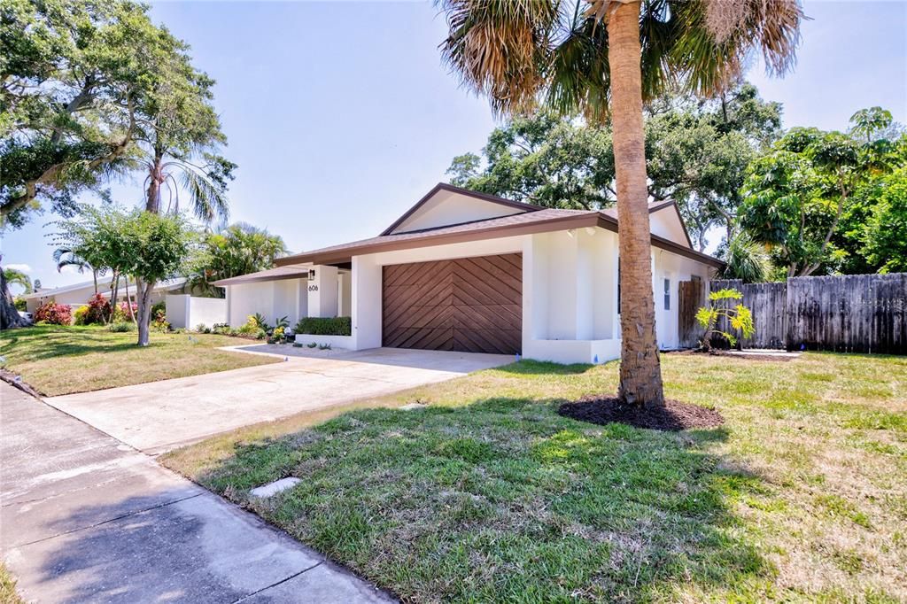 Active With Contract: $839,000 (4 beds, 2 baths, 2584 Square Feet)