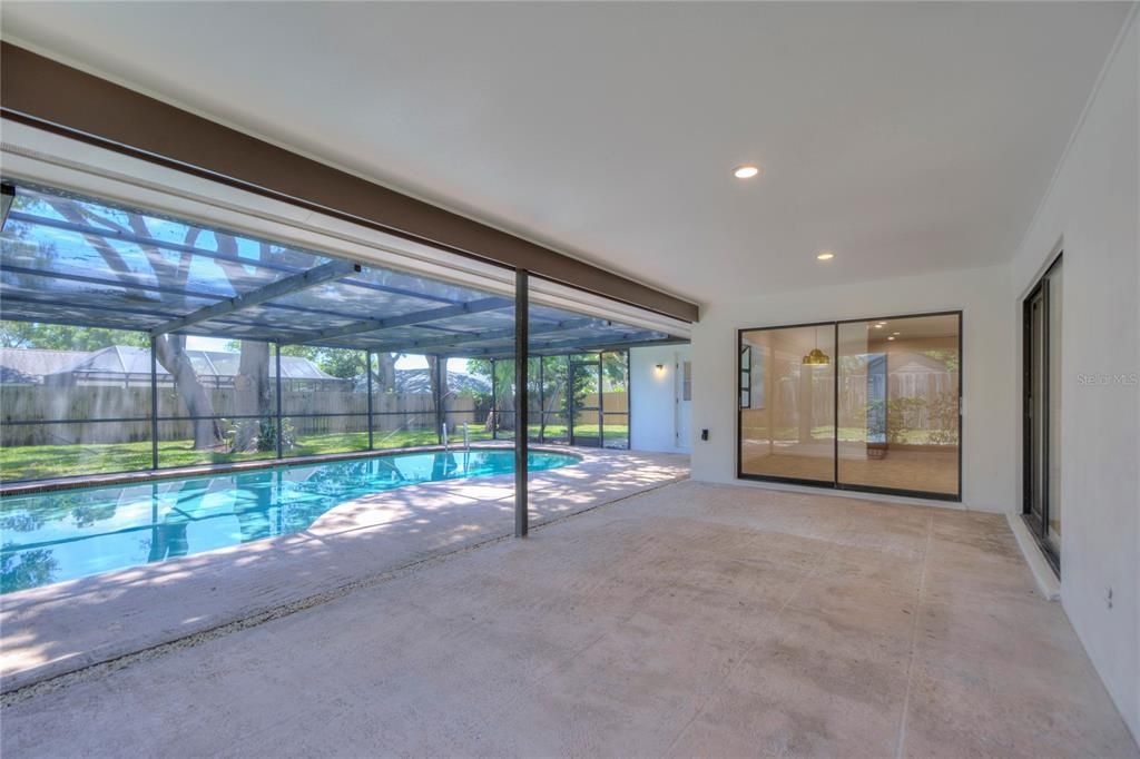 Spacious screened in pool and patio