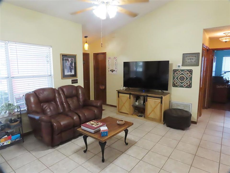 For Sale: $339,900 (3 beds, 2 baths, 1157 Square Feet)