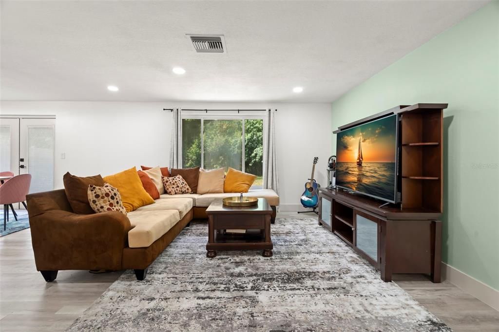 Active With Contract: $398,000 (3 beds, 2 baths, 1211 Square Feet)