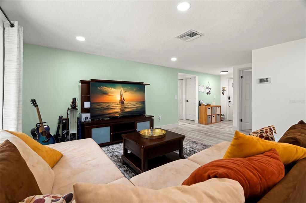 Active With Contract: $398,000 (3 beds, 2 baths, 1211 Square Feet)