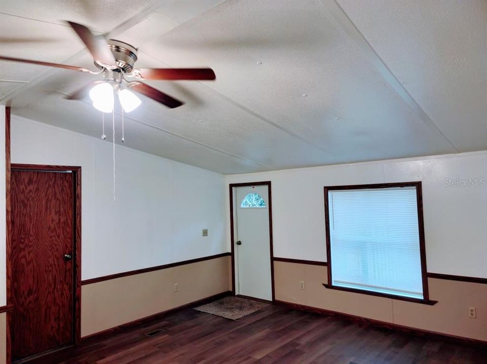 For Sale: $159,000 (3 beds, 2 baths, 960 Square Feet)