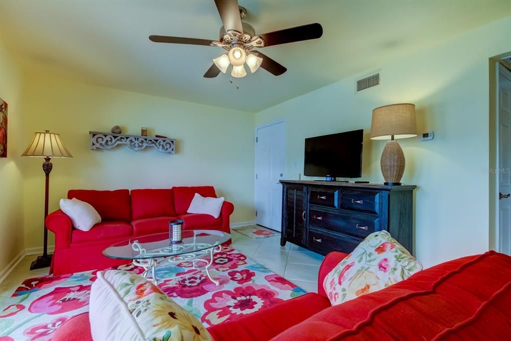 Active With Contract: $1,800 (1 beds, 1 baths, 562 Square Feet)