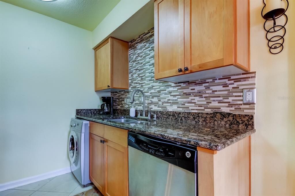 Active With Contract: $1,800 (1 beds, 1 baths, 562 Square Feet)