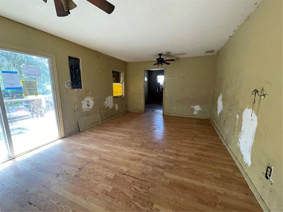 Active With Contract: $99,900 (3 beds, 1 baths, 976 Square Feet)