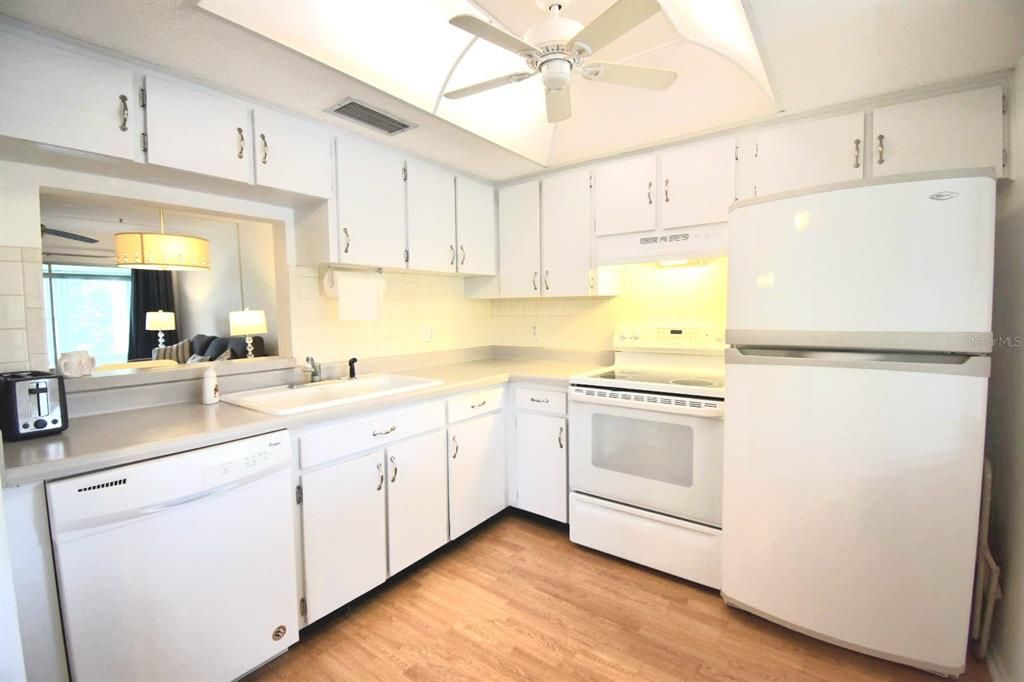 For Sale: $175,000 (2 beds, 2 baths, 1034 Square Feet)