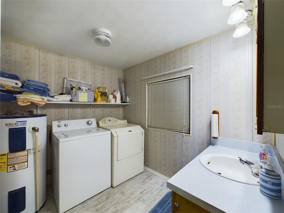 For Sale: $259,000 (2 beds, 1 baths, 1110 Square Feet)