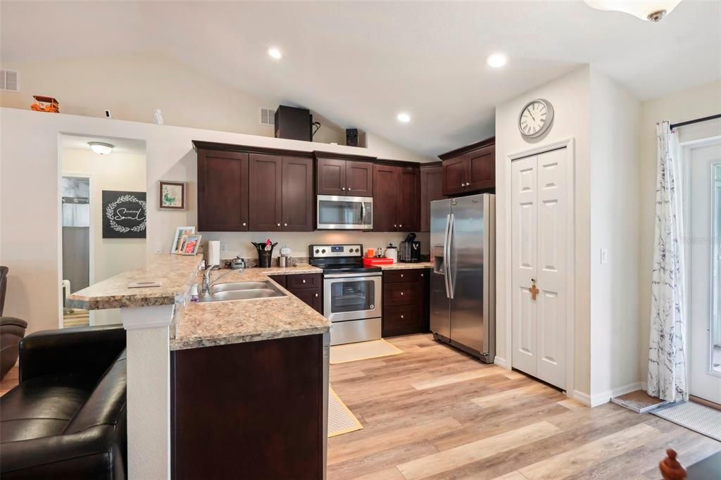 Active With Contract: $309,000 (3 beds, 2 baths, 1252 Square Feet)