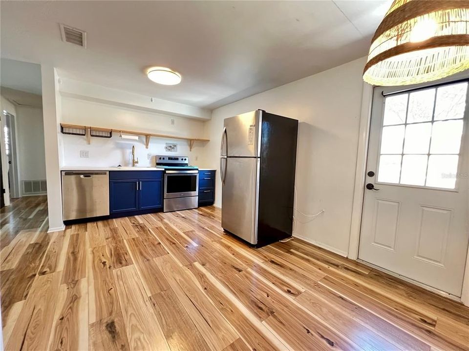 For Rent: $2,000 (2 beds, 1 baths, 807 Square Feet)