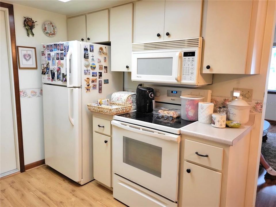 For Sale: $179,000 (2 beds, 2 baths, 864 Square Feet)