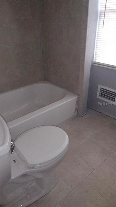 Upstairs tub & toilet