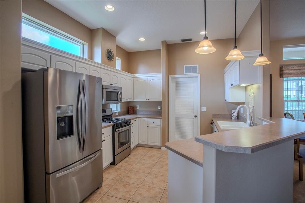 Bright and cheery Kitchen