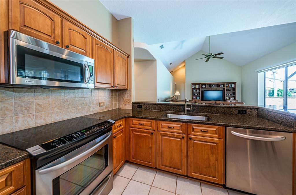 Wine Fridge - Plenty of cabinets