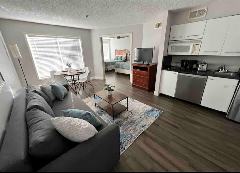 For Sale: $185,000 (1 beds, 1 baths, 524 Square Feet)