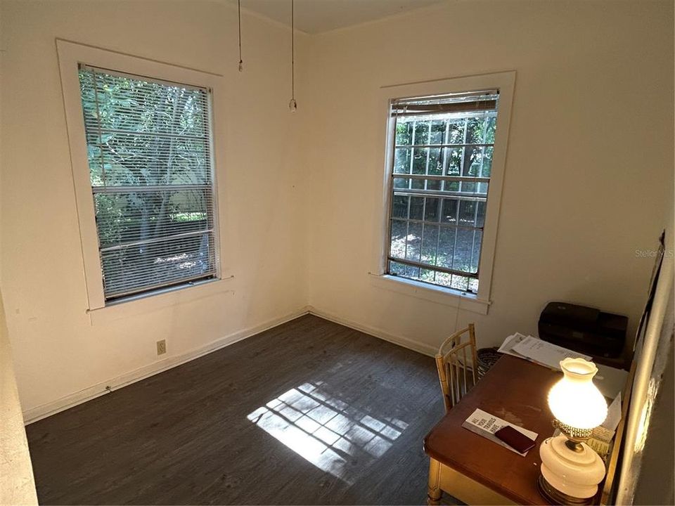 For Sale: $239,000 (2 beds, 1 baths, 881 Square Feet)