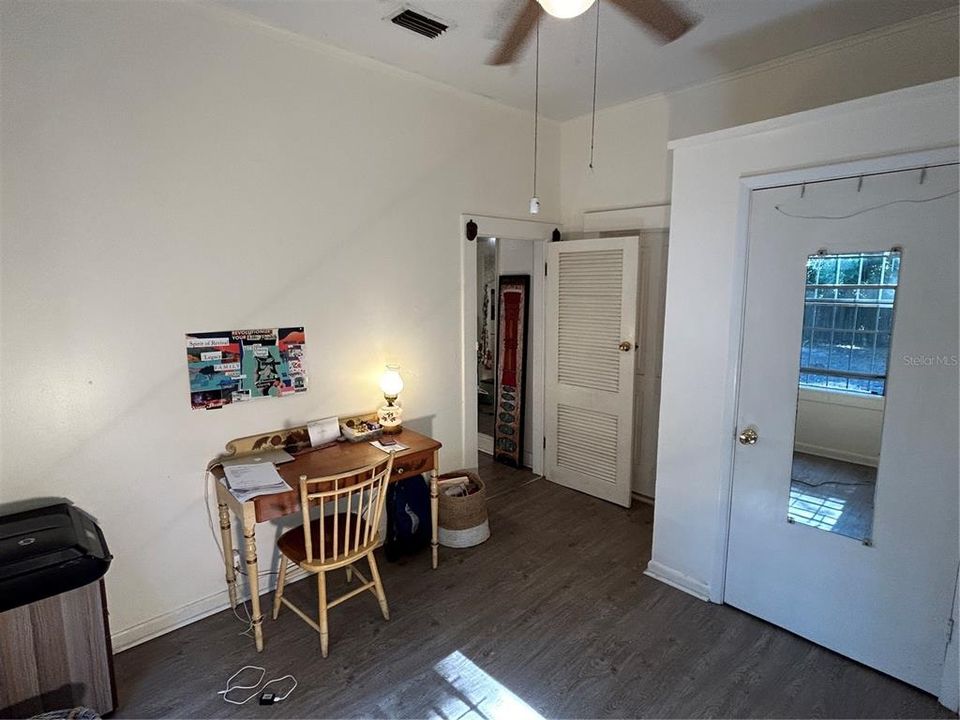 For Sale: $239,000 (2 beds, 1 baths, 881 Square Feet)