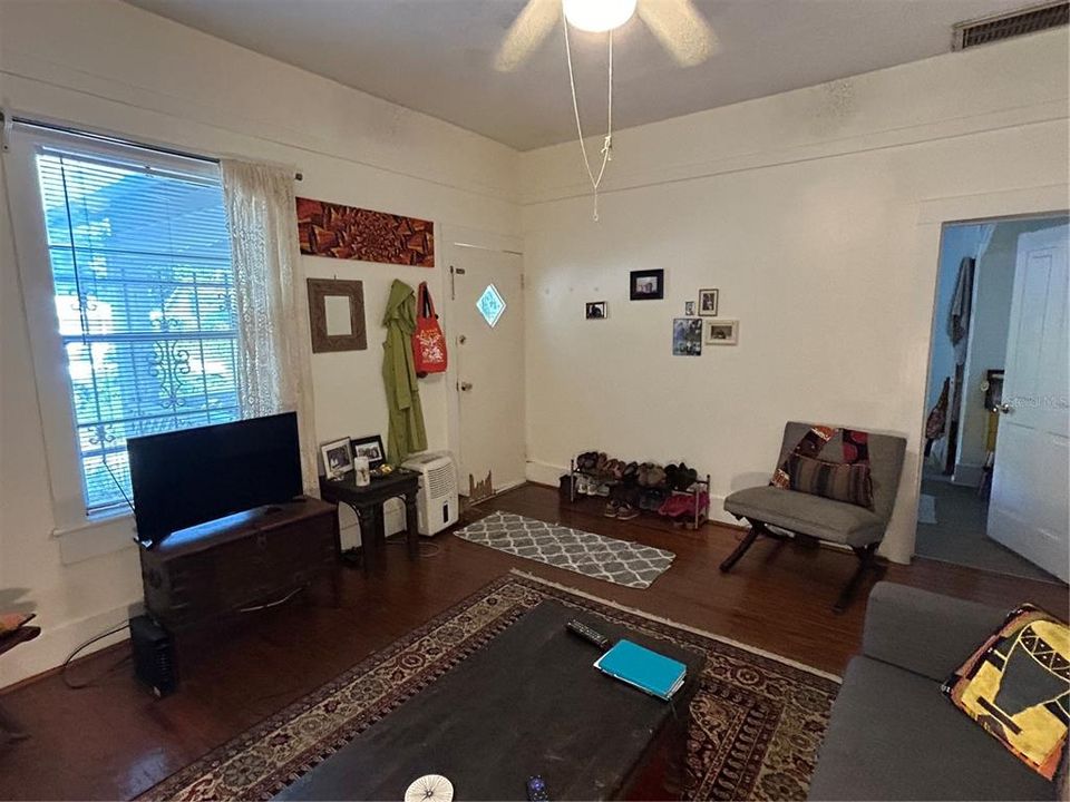 For Sale: $239,000 (2 beds, 1 baths, 881 Square Feet)