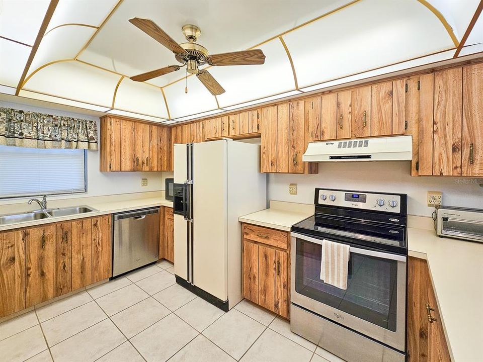 For Sale: $335,000 (2 beds, 2 baths, 1165 Square Feet)