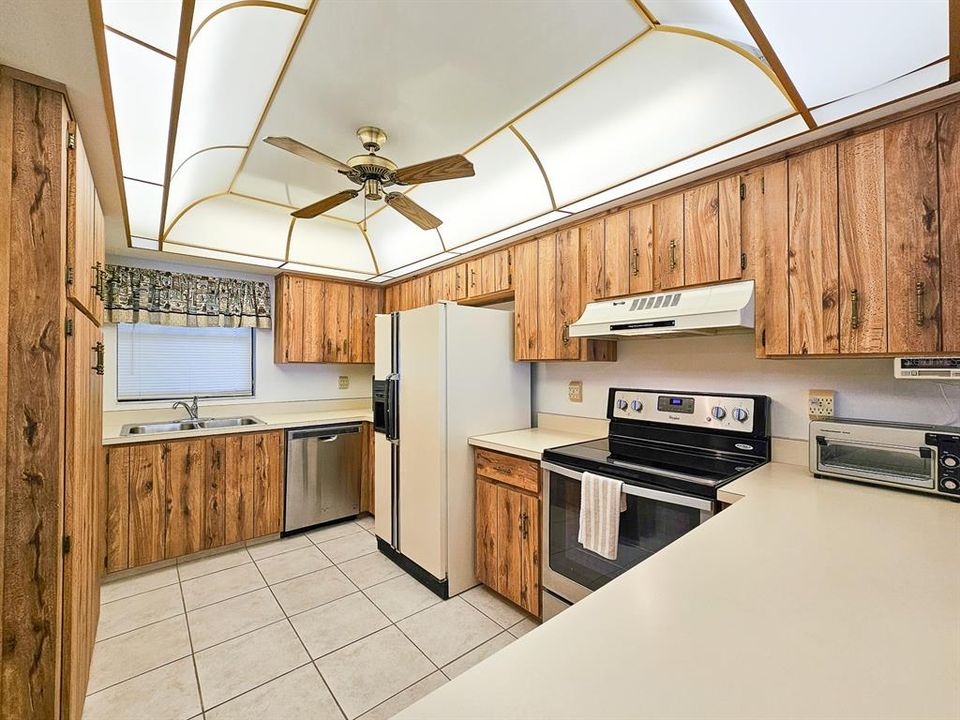 For Sale: $335,000 (2 beds, 2 baths, 1165 Square Feet)