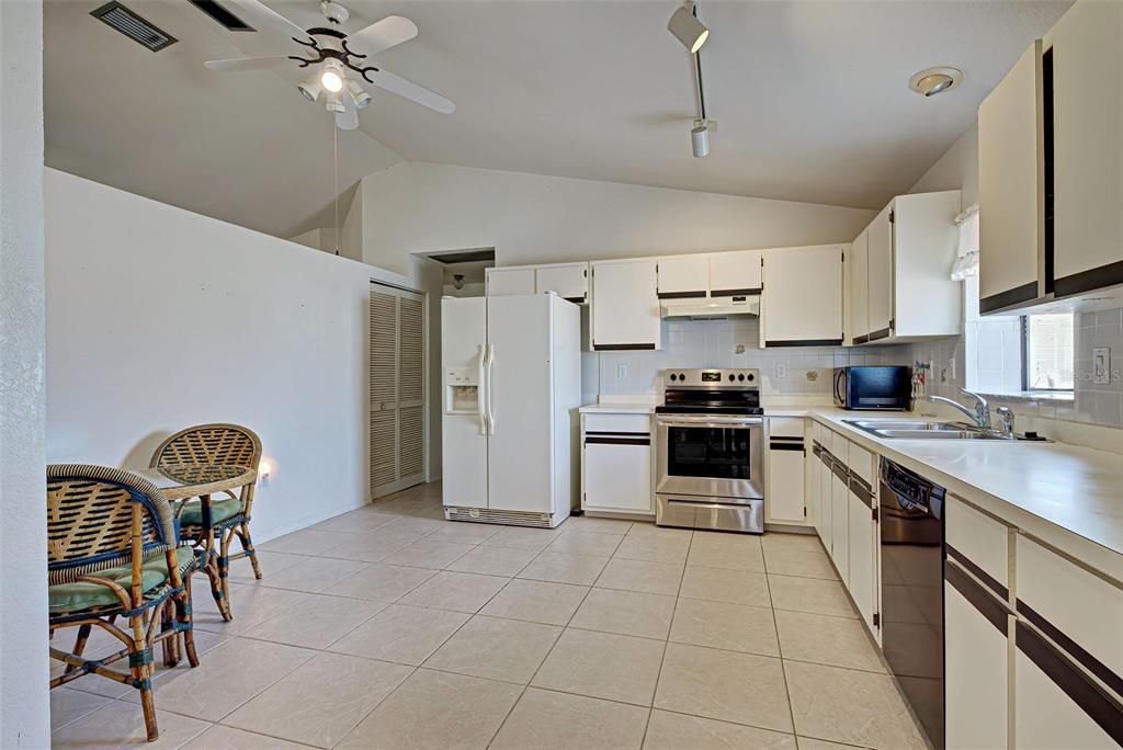 For Sale: $274,900 (2 beds, 2 baths, 1536 Square Feet)