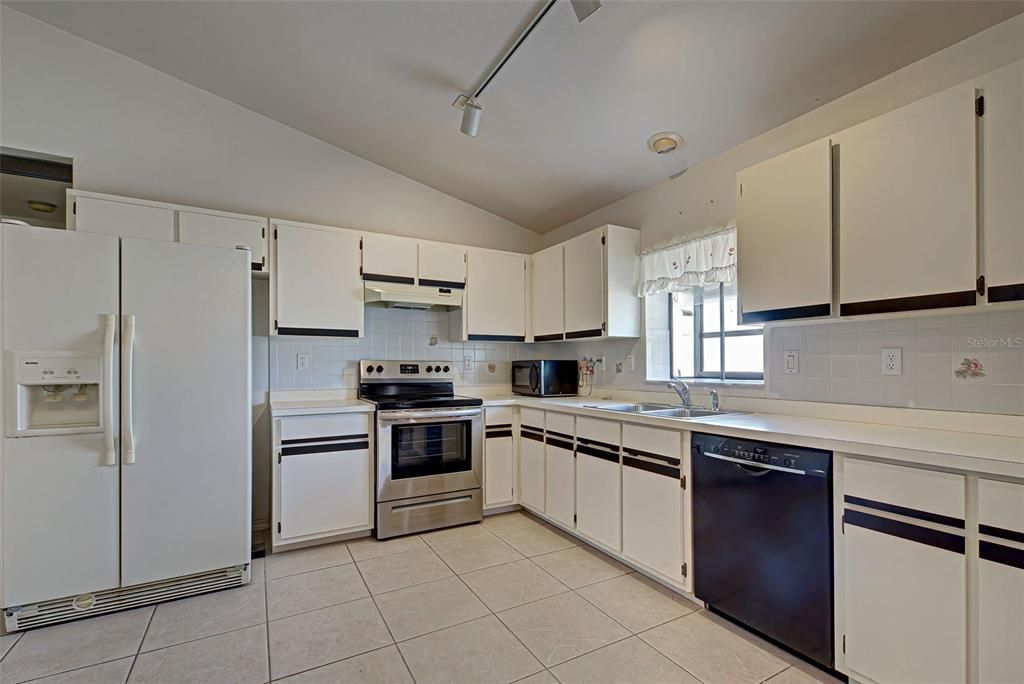 For Sale: $274,900 (2 beds, 2 baths, 1536 Square Feet)