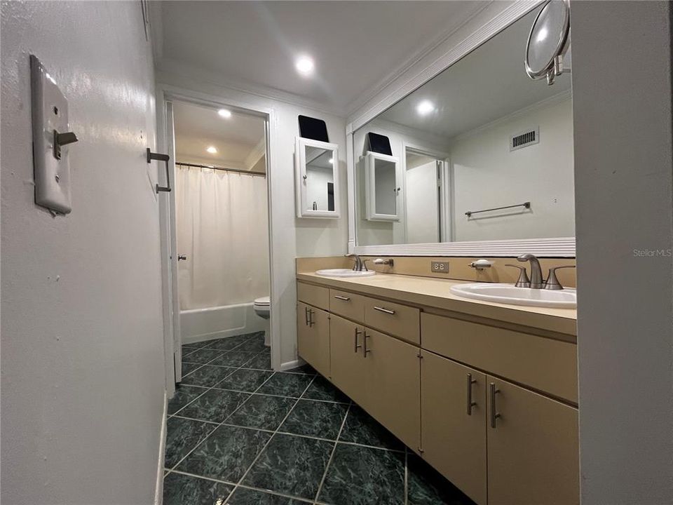 For Rent: $3,200 (2 beds, 2 baths, 1424 Square Feet)