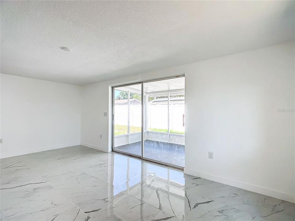 Activo con contrato: $325,500 (3 camas, 2 baños, 1672 Pies cuadrados)