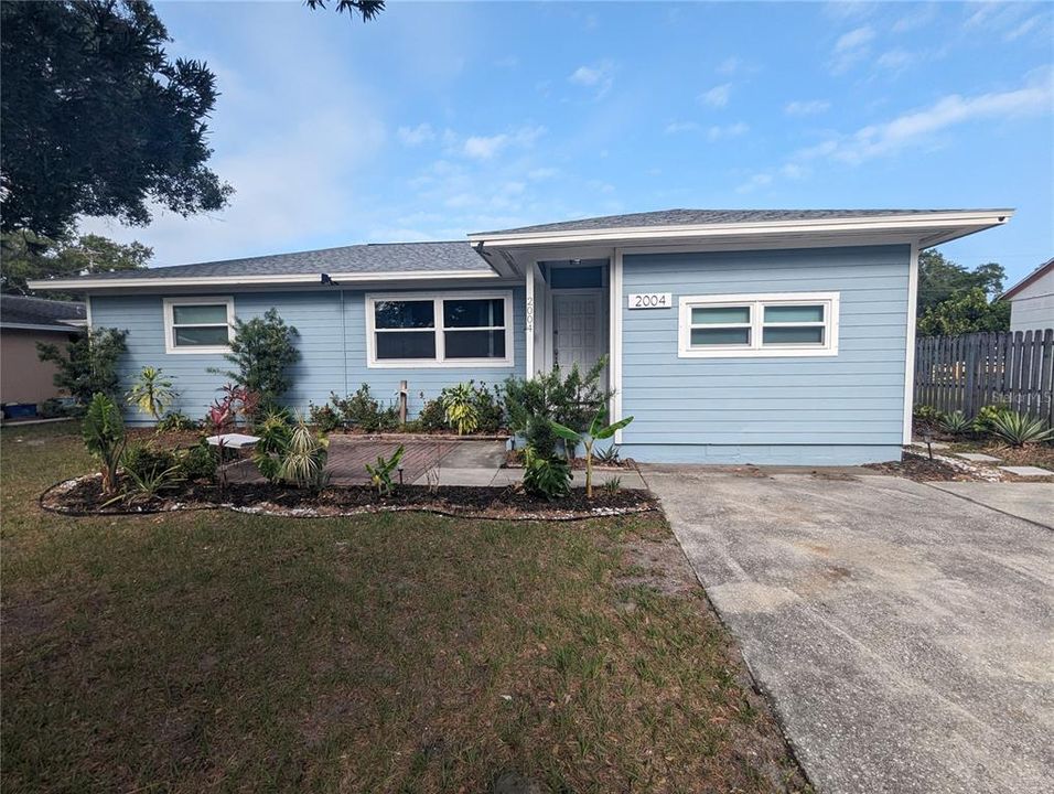 Active With Contract: $2,800 (4 beds, 2 baths, 1292 Square Feet)