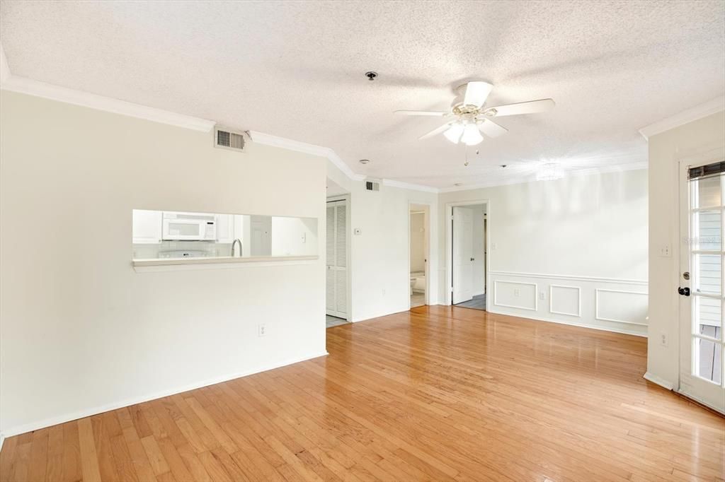 For Sale: $250,000 (1 beds, 1 baths, 631 Square Feet)