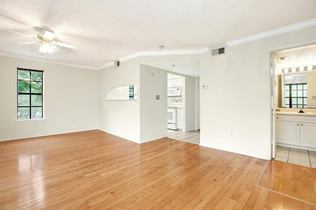 For Sale: $250,000 (1 beds, 1 baths, 631 Square Feet)
