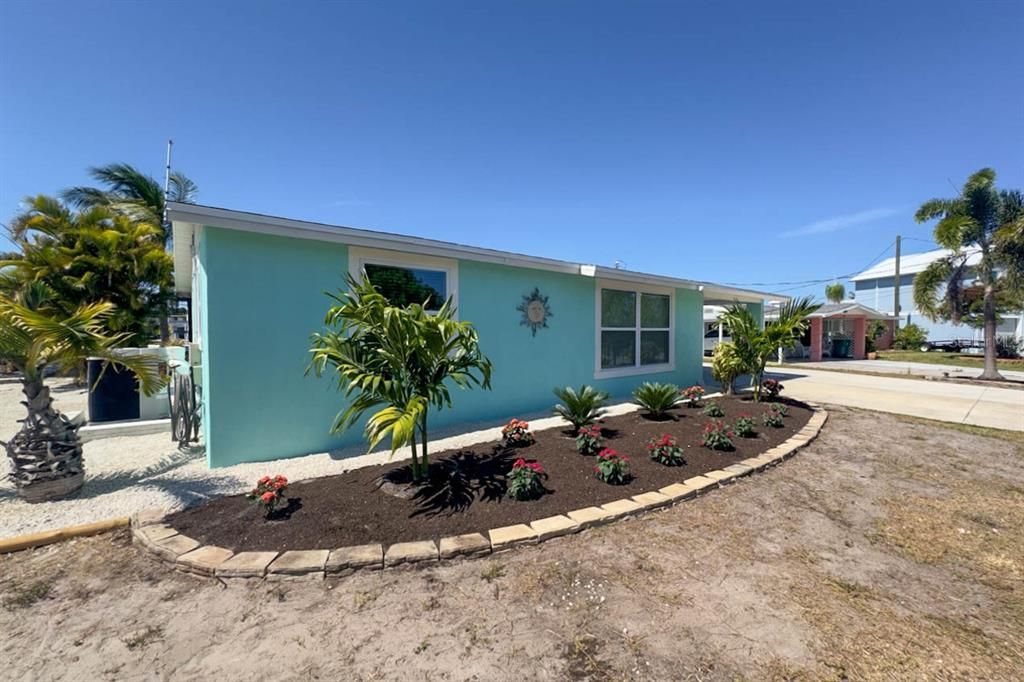 For Sale: $499,000 (2 beds, 1 baths, 950 Square Feet)