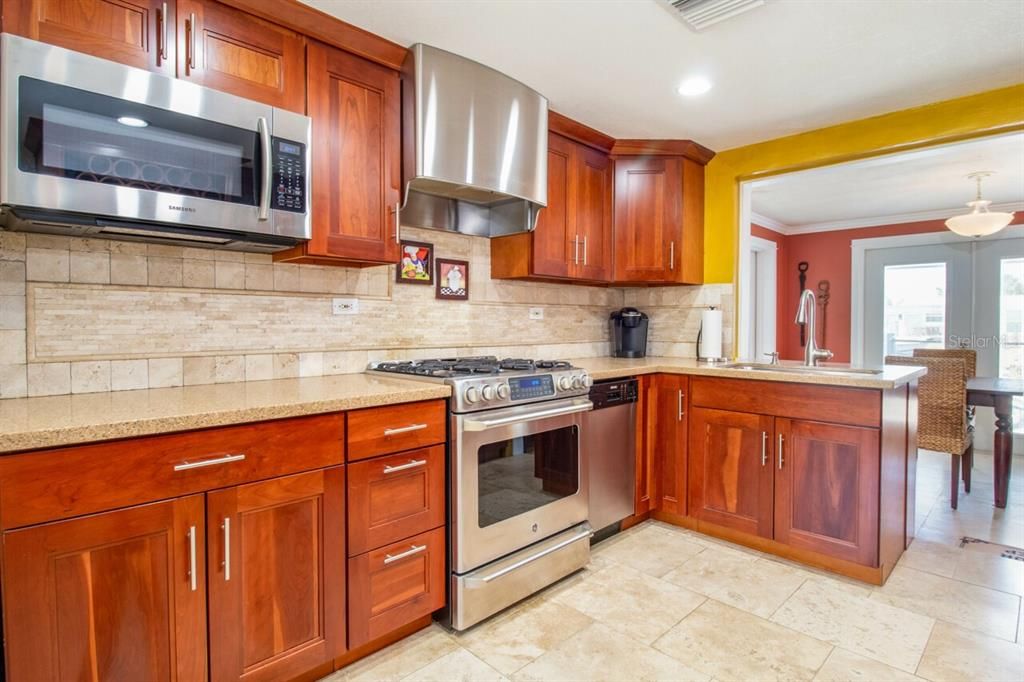 For Sale: $499,000 (2 beds, 1 baths, 950 Square Feet)