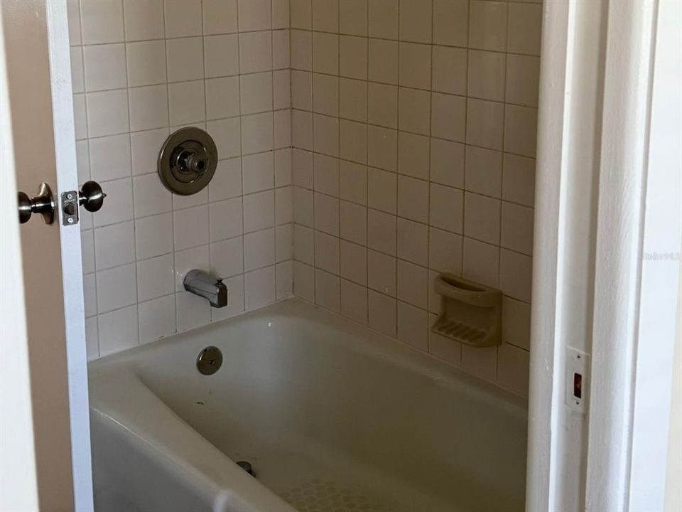 2nd Bedroom shower/tub combo