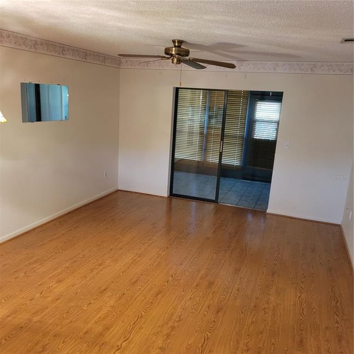 For Sale: $169,000 (2 beds, 1 baths, 921 Square Feet)