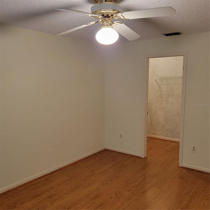 For Sale: $169,000 (2 beds, 1 baths, 921 Square Feet)