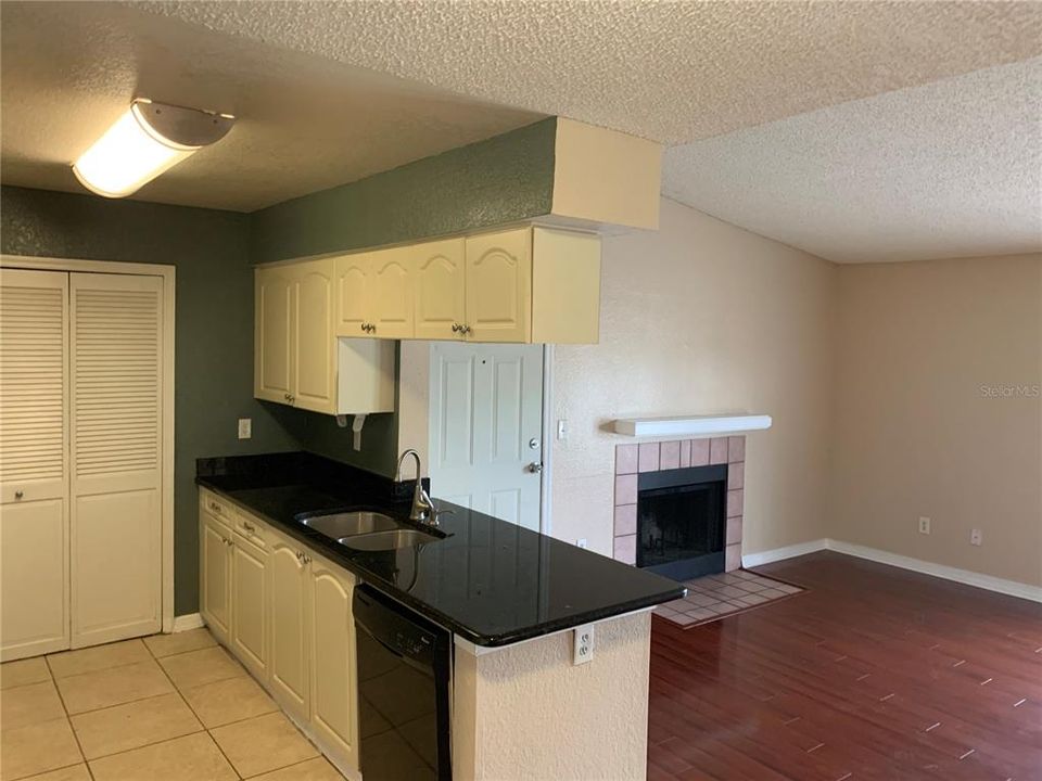 Recently Rented: $1,550 (2 beds, 1 baths, 810 Square Feet)