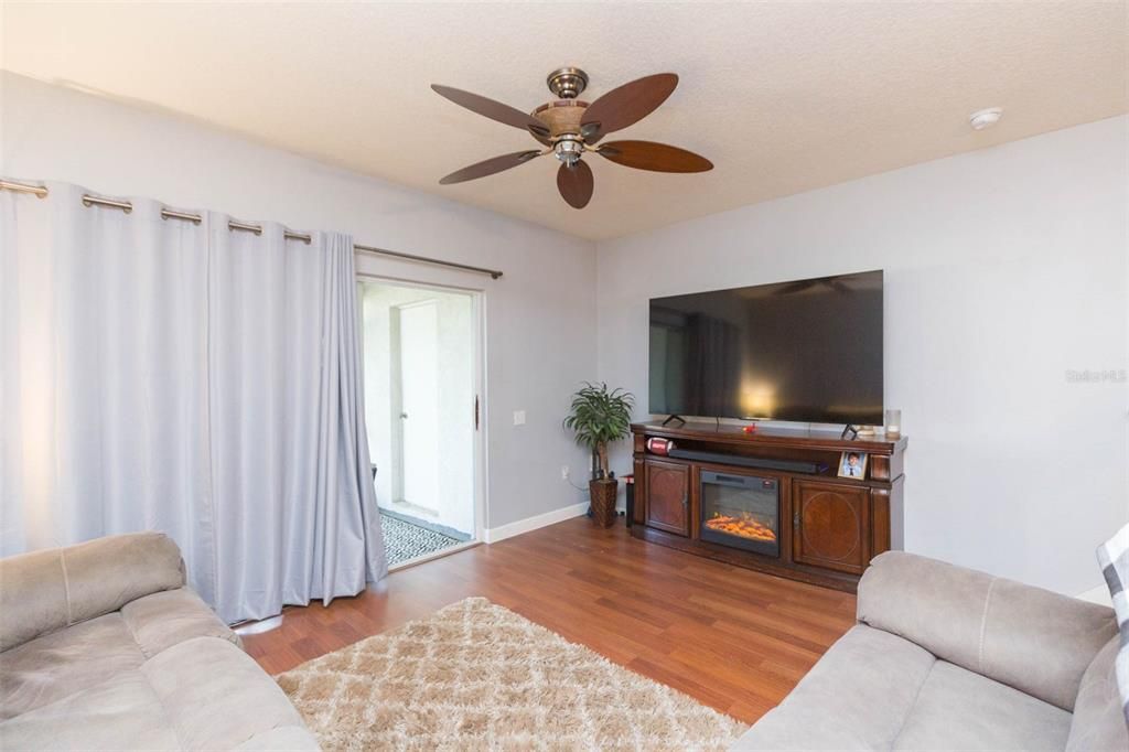 For Sale: $235,000 (2 beds, 2 baths, 1184 Square Feet)